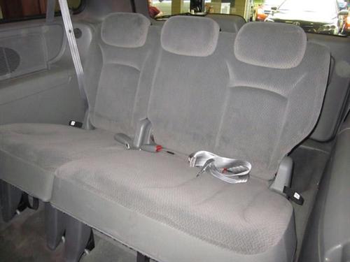 Chrysler Town and Country 2005 photo 2