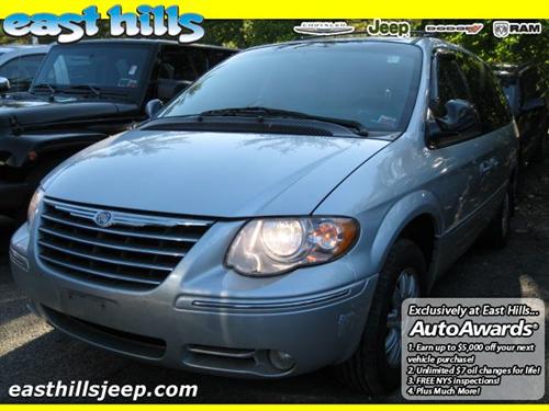 Chrysler Town and Country 2005 photo 1