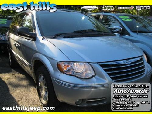 Chrysler Town and Country 2005 photo 2