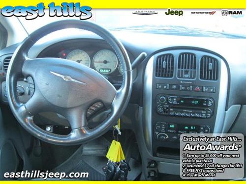 Chrysler Town and Country 2005 photo 5