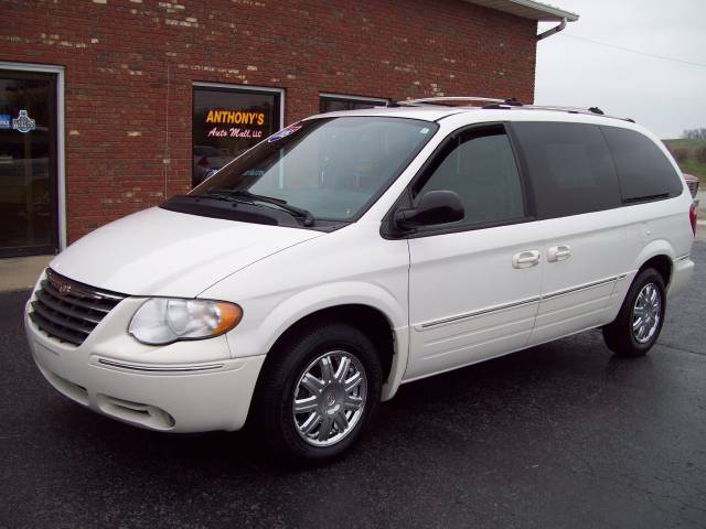 Chrysler Town and Country SLT 25 MiniVan