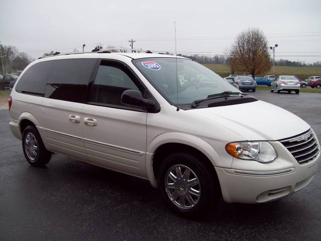 Chrysler Town and Country 2005 photo 1
