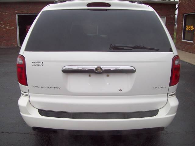 Chrysler Town and Country 2005 photo 2
