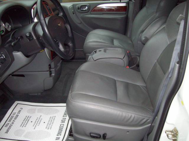 Chrysler Town and Country 2005 photo 4