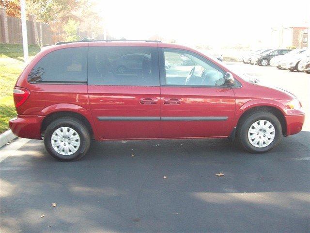 Chrysler Town and Country 2005 photo 1