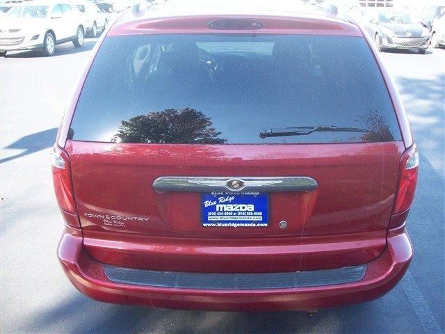 Chrysler Town and Country 2005 photo 2