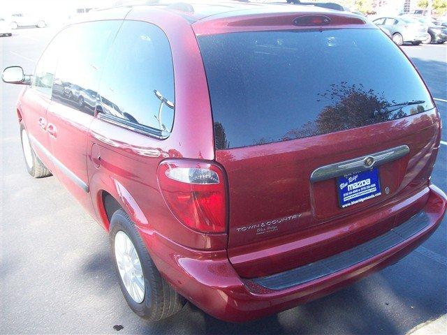 Chrysler Town and Country 2005 photo 3