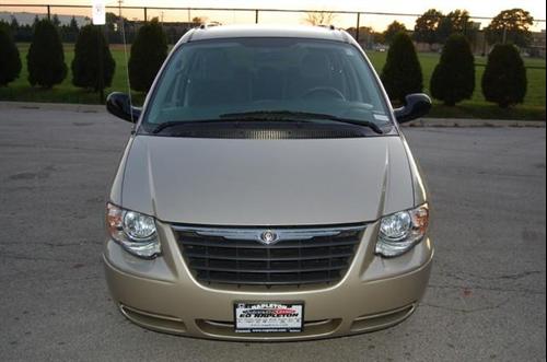 Chrysler Town and Country 2005 photo 1