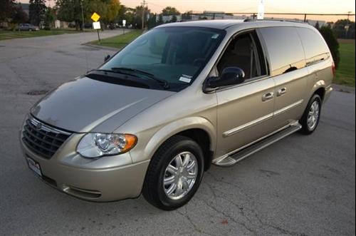 Chrysler Town and Country 2005 photo 2