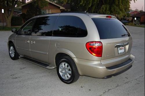 Chrysler Town and Country 2005 photo 4