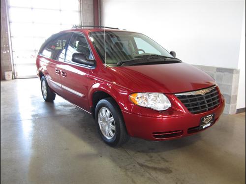 Chrysler Town and Country 2005 photo 1