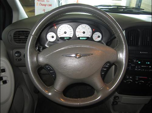 Chrysler Town and Country 2005 photo 2