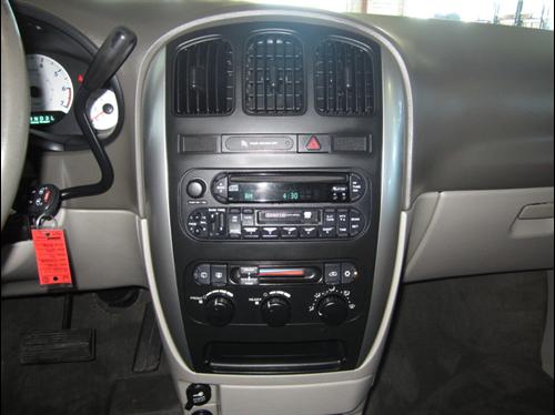 Chrysler Town and Country 2005 photo 5