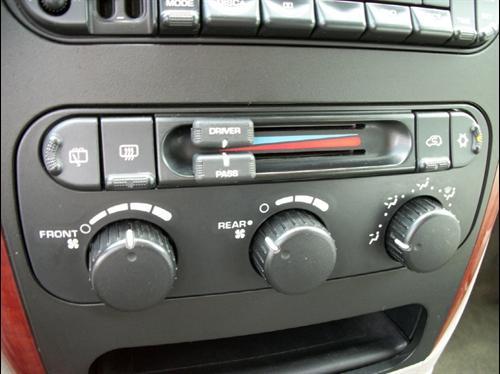 Chrysler Town and Country 2005 photo 1