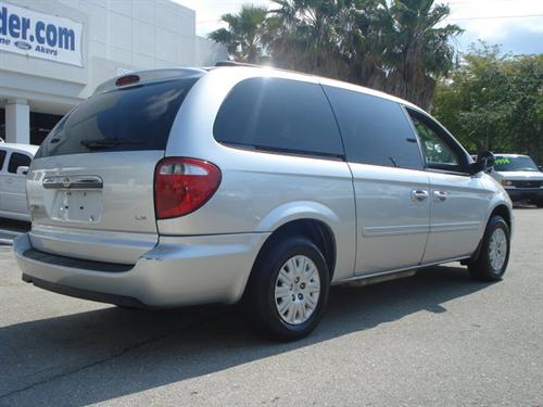 Chrysler Town and Country 2005 photo 1