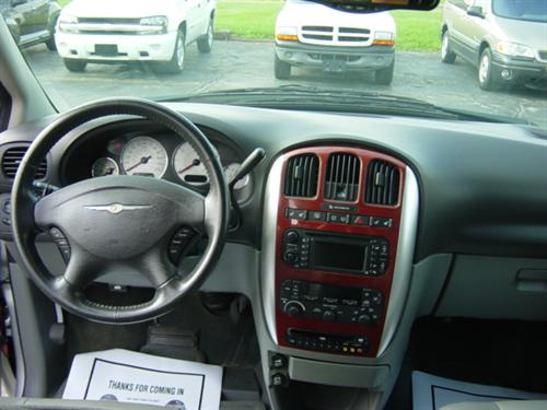 Chrysler Town and Country 2005 photo 5