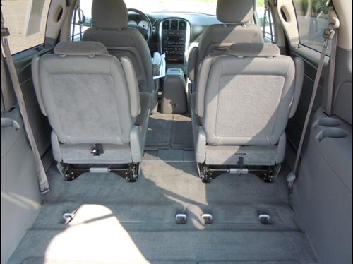 Chrysler Town and Country 2005 photo 1