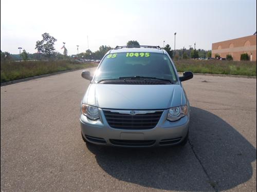 Chrysler Town and Country 2005 photo 2