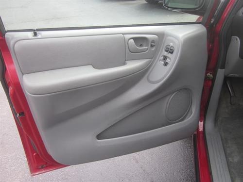 Chrysler Town and Country 2005 photo 2