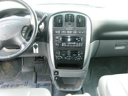 Chrysler Town and Country 2005 photo 1