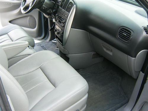 Chrysler Town and Country 2005 photo 2