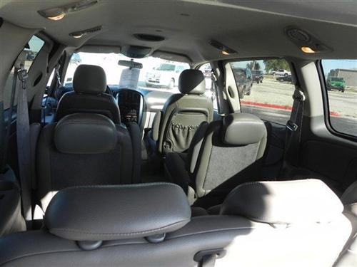 Chrysler Town and Country 2005 photo 2