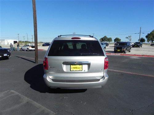 Chrysler Town and Country 2005 photo 3