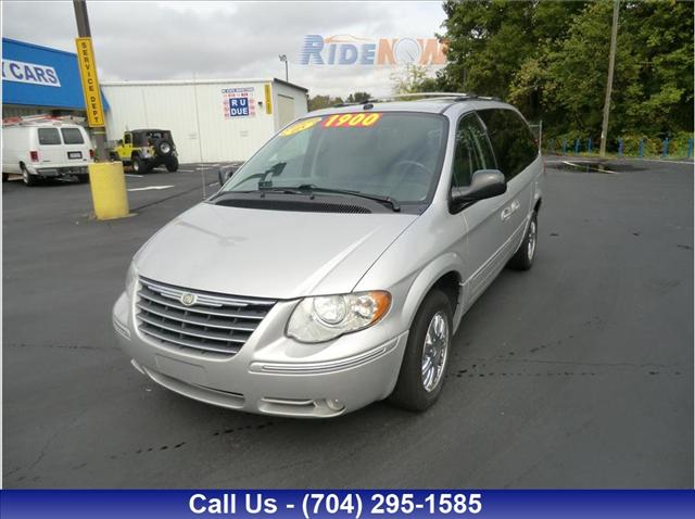 Chrysler Town and Country 4X4 25 MiniVan