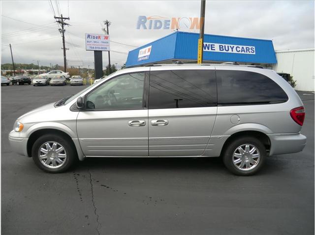 Chrysler Town and Country 2005 photo 1