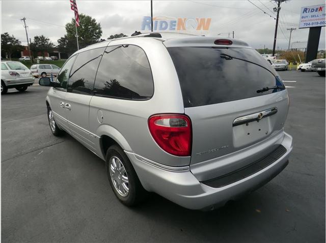 Chrysler Town and Country 2005 photo 2