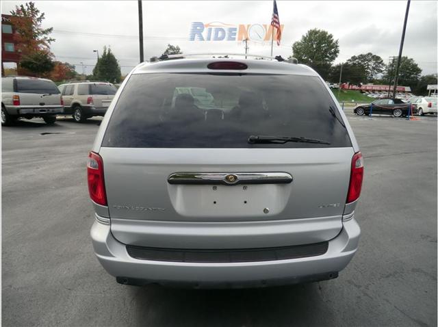 Chrysler Town and Country 2005 photo 3