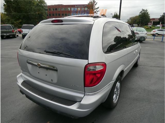 Chrysler Town and Country 2005 photo 5