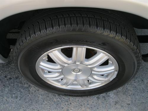 Chrysler Town and Country 2005 photo 2