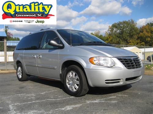 Chrysler Town and Country 2005 photo 3
