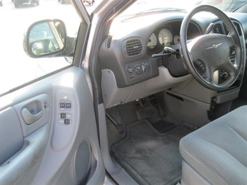 Chrysler Town and Country 2005 photo 4