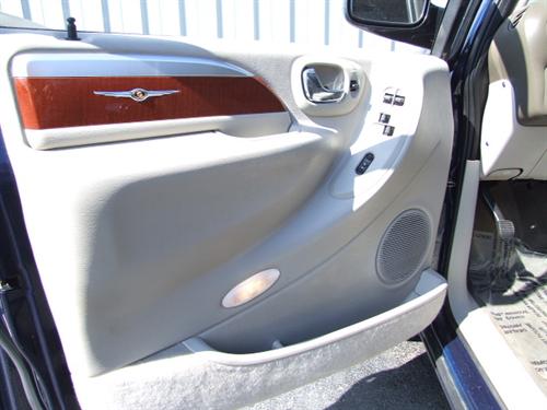 Chrysler Town and Country 2005 photo 1