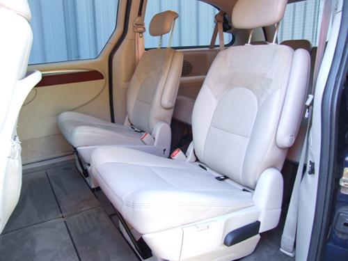 Chrysler Town and Country 2005 photo 2