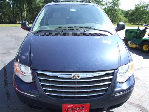 Chrysler Town and Country 2005 photo 5