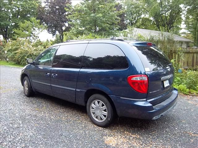 Chrysler Town and Country 2005 photo 2