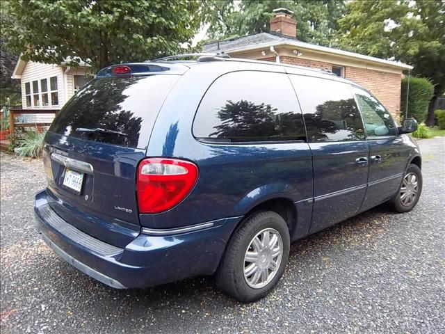 Chrysler Town and Country 2005 photo 3
