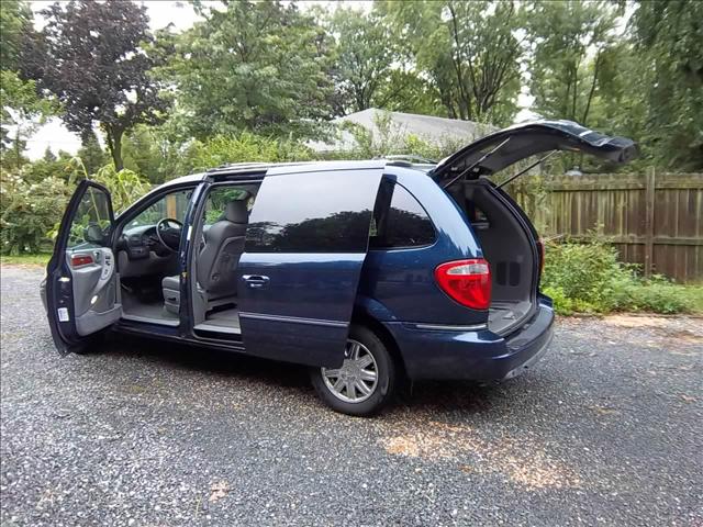 Chrysler Town and Country 2005 photo 4