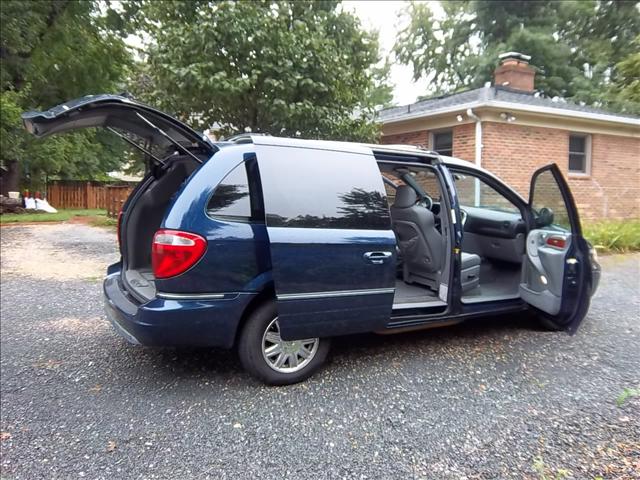 Chrysler Town and Country 2005 photo 5