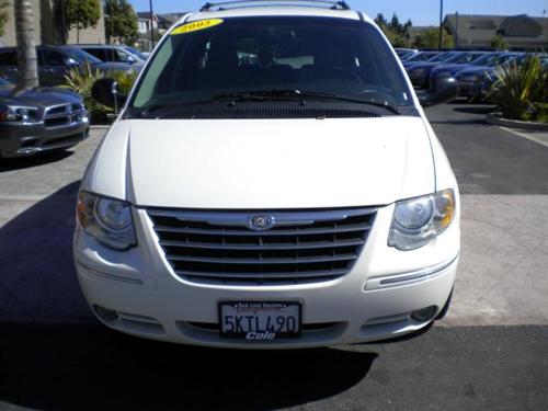 Chrysler Town and Country 2005 photo 1