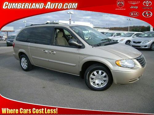 Chrysler Town and Country 2005 photo 1
