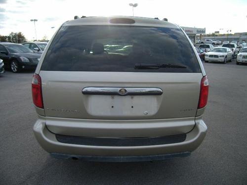 Chrysler Town and Country 2005 photo 2