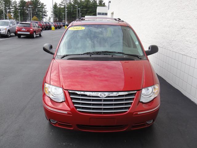 Chrysler Town and Country 2005 photo 1