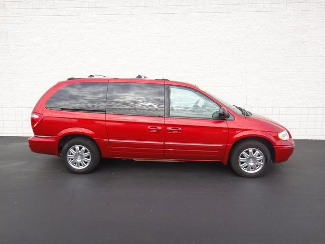 Chrysler Town and Country 2005 photo 2