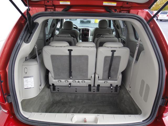 Chrysler Town and Country 2005 photo 3