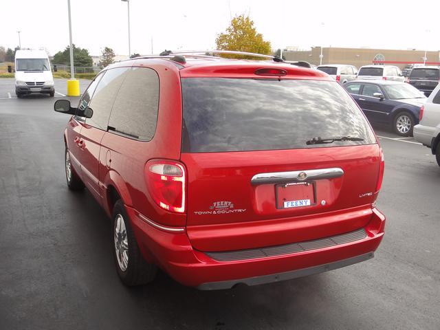 Chrysler Town and Country 2005 photo 4