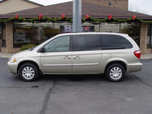Chrysler Town and Country 2005 photo 1